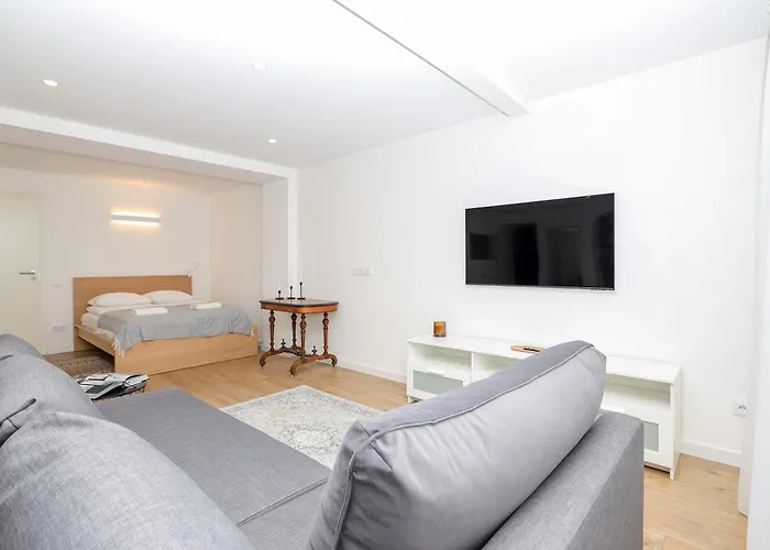 The Spinner Spot I Self Check-in I Cohost Butas