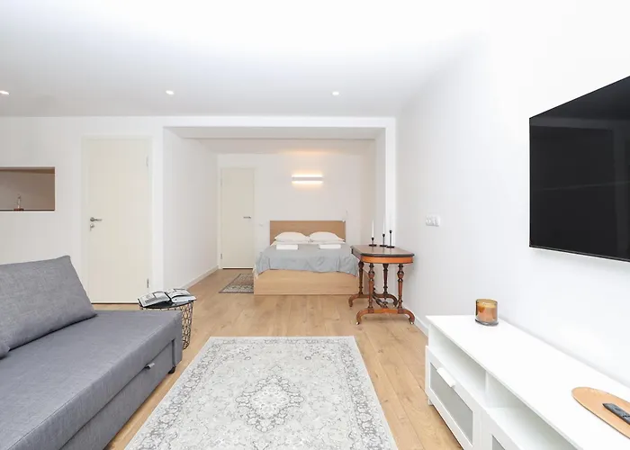 The Spinner Spot I Self Check-in I Cohost *