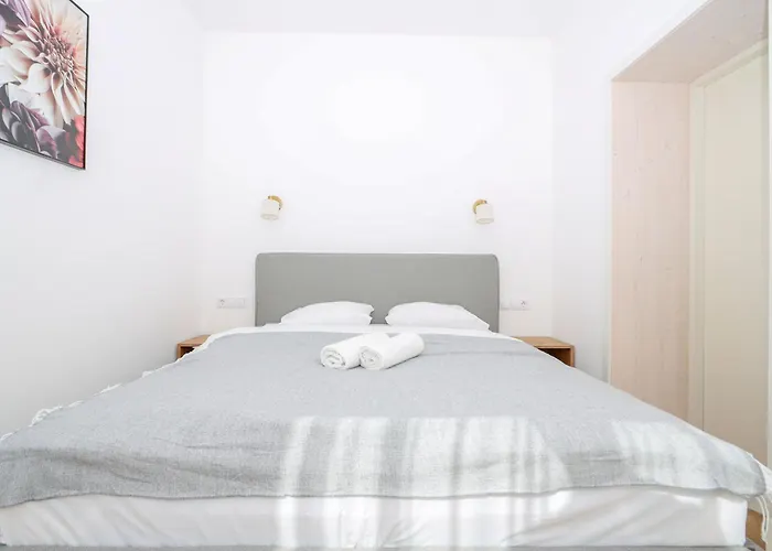 The Spinner Spot I Self Check-in I Cohost Butas *